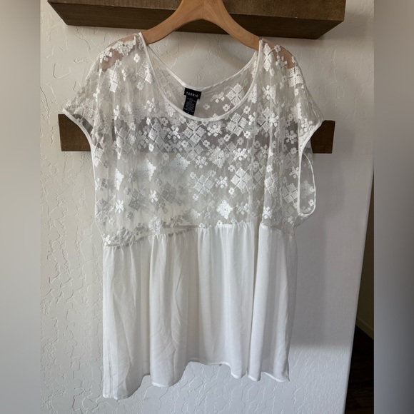 Torrid|White short sleeve Lace Overlay Top,size 4X•••plus size dressy blouse - Picture 2 of 9
